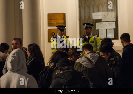 Polizei Wache der Botschaft von Rumänien in Londoner Belgrave Square, nach Hunderten von wütenden Rumänen ihre Möglichkeit zur Abstimmung verpasste. Die Metropolitan Police wurden zu einem öffentlichen Ordnung Zwischenfall vor der Botschaft genannt.  Mitwirkende: Aussicht, Atmosphäre wo: London, Vereinigtes Königreich bei: 2. November 2014 Stockfoto