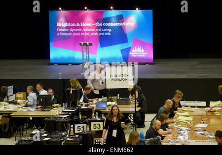 Brighton UK 8. Mai 2015 - frühen Szenen in der Brighton Centre wie sie die Stimmzettel für die drei allgemeinen Wahlen Wahlkreise von Brighton Pavilion, Hove und Brighton Kemptown Credit überprüfen: Simon Dack/Alamy Live News Stockfoto