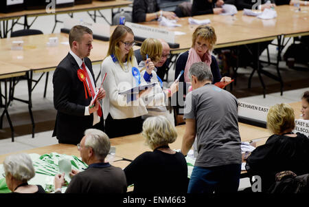 Brighton UK 8. Mai 2015 - frühen Szenen in der Brighton Centre wie sie die Stimmzettel für die drei allgemeinen Wahlen Wahlkreise von Brighton Pavilion, Hove und Brighton Kemptown Credit überprüfen: Simon Dack/Alamy Live News Stockfoto