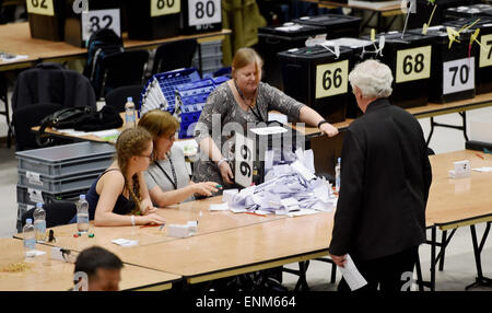 Brighton UK 8. Mai 2015 - frühen Szenen in der Brighton Centre wie sie die Stimmzettel für die drei allgemeinen Wahlen Wahlkreise von Brighton Pavilion, Hove und Brighton Kemptown Credit überprüfen: Simon Dack/Alamy Live News Stockfoto