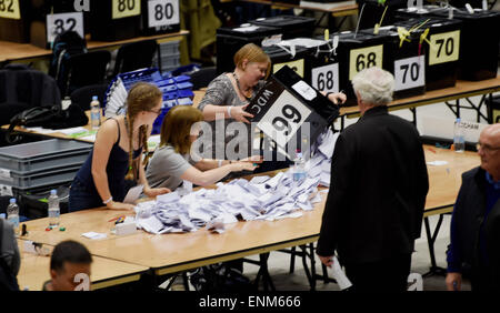 Brighton UK 8. Mai 2015 - frühen Szenen in der Brighton Centre wie sie die Stimmzettel für die drei allgemeinen Wahlen Wahlkreise von Brighton Pavilion, Hove und Brighton Kemptown Credit überprüfen: Simon Dack/Alamy Live News Stockfoto