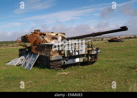 Salisbury Plain, Wiltshire, UK, von der britischen Armee als Truppenübungsplatz genutzt. Bilder zeigen redundante Chieftan Tanks verwendet als Ziele und Zeichen Stockfoto