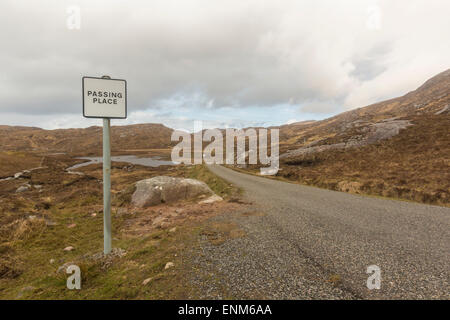 Eine leere Straße auf der Isle of Harris mit einem vorbeifahrenden Ort Schild Stockfoto