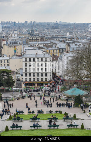 Einen erhöhten Blick auf Paris aus Willette Public Garden unter Basilika Sacre-Coeur, Stadtteil Montmartre, Montparnasse-Turm, P Stockfoto