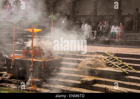 Pashupatinath Tempel in Kathmandu mit Feuerbestattung Ghats an den Ufern des Flusses Bagmati. Stockfoto