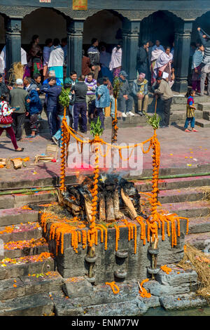 Feuerbestattung-Zeremonie im Pashupatinath Tempel in Kathmandu Stockfoto