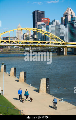 Menschen zu Fuß und Rad entlang der drei Flüsse Heritage Trail auf der North Shore von Pittsburgh, Pennsylvania. Stockfoto
