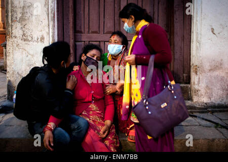 Kathmandu, Nepal. 30. April 2015. Nepalesische Frauen weinen für einen verlorenen seine Familienangehörigen, die nach einem schweren Erdbeben, das das Land getroffen. (Kredit-Bild: © K M Asad/zReportage.com über ZUMA Press) Stockfoto