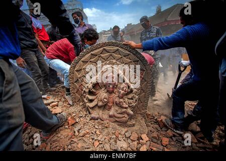 Kathmandu, Nepal. 30. April 2015. Nepalesische Volk und Armee-Soldaten versuchen, eine Statue des Herrn aus den Trümmern am Durbar Square erholen nach einem schweren Erdbeben, das das Land getroffen. (Kredit-Bild: © K M Asad/zReportage.com über ZUMA Press) Stockfoto