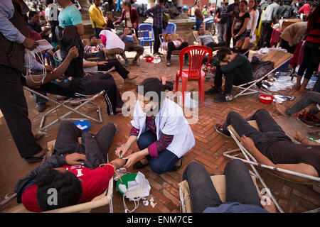 Kathmandu, Nepal. 30. April 2015. Dutzende von Nepali Männer und Frauen freiwillig, Blut zu spenden. (Bild Kredit: Taylor Weidman/zReportage.com © über ZUMA Press) Stockfoto