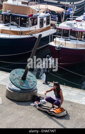 Weibliche Straße Entertainer immer spielbereit am Innenhafen in Victoria, British Columbia, Stockfoto