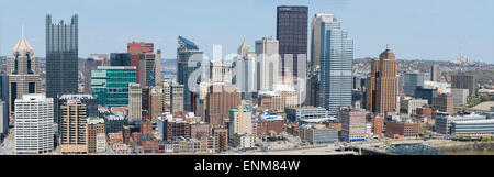 Ein Blick auf die Skyline der Stadt Pittsburgh, Pennsylvania, die entlang den Monongahela Fluss verläuft. Stockfoto