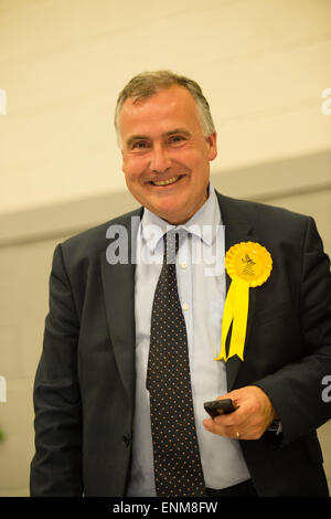 Aberaeron, Wales, UK. 8. Mai 2015. Lib Dem Kandidat MARK WILLIAMS behält seinen Sitz als die MP für Ceredigion in Mid Wales mit einer Mehrheit von 3.000 über seine Plaid Cymru Herausforderer MIKE PARKER. Eine Wahlbeteiligung von 69,1 % er 13.414 stimmen, Plaid Cymru 10.347 abgefragt, und bleibt der Abgeordnete für den Wahlkreis und eine von nur einer Handvoll von Lib Dem Mitglieder in ganz Großbritannien Bildnachweis: Keith Morris/Alamy Live-Nachrichten Stockfoto