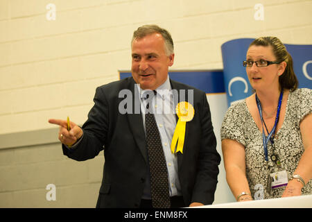 Aberaeron, Wales, UK. 8. Mai 2015. Lib Dem Kandidat MARK WILLIAMS behält seinen Sitz als die MP für Ceredigion in Mid Wales mit einer Mehrheit von 3.000 über seine Plaid Cymru Herausforderer MIKE PARKER. Eine Wahlbeteiligung von 69,1 % er 13.414 stimmen, Plaid Cymru 10.347 abgefragt, und bleibt der Abgeordnete für den Wahlkreis und eine von nur einer Handvoll von Lib Dem Mitglieder in ganz Großbritannien Bildnachweis: Keith Morris/Alamy Live-Nachrichten Stockfoto