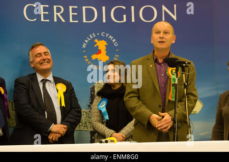 Aberaeron, Wales, UK. 8. Mai 2015. Lib Dem Kandidat MARK WILLIAMS (L) behält seinen Sitz als die MP für Ceredigion in Mid Wales, mit einer Mehrheit von 3.000 über seine Plaid Cymru Herausforderer MIKE PARKER (R) bei einer Wahlbeteiligung von 69,1 % 13.414 stimmen, Plaid Cymru 10.347 und bleibt der Abgeordnete für den Wahlkreis und eine von nur einer Handvoll von Lib Dem Mitglieder in ganz UK Foto Credit : Keith Morris/Alamy Live-Nachrichten Stockfoto