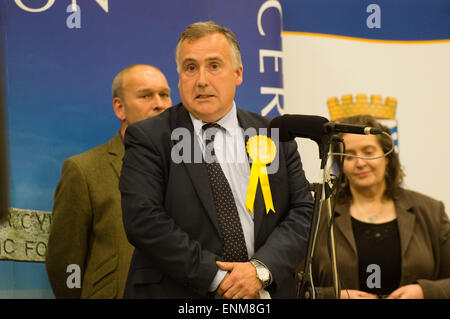 Aberaeron, Wales, UK. 8. Mai 2015. Lib Dem Kandidat MARK WILLIAMS behält seinen Sitz als die MP für Ceredigion in Mid Wales mit einer Mehrheit von 3.000 über seine Plaid Cymru Herausforderer MIKE PARKER. Eine Wahlbeteiligung von 69,1 % er 13.414 stimmen, Plaid Cymru 10.347 abgefragt, und bleibt der Abgeordnete für den Wahlkreis und eine von nur einer Handvoll von Lib Dem Mitglieder in ganz Großbritannien Bildnachweis: Keith Morris/Alamy Live-Nachrichten Stockfoto