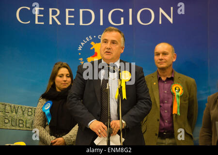 Aberaeron, Wales, UK. 8. Mai 2015. Lib Dem Kandidat MARK WILLIAMS behält seinen Sitz als die MP für Ceredigion in Mid Wales mit einer Mehrheit von 3.000 über seine Plaid Cymru Herausforderer MIKE PARKER. Eine Wahlbeteiligung von 69,1 % er 13.414 stimmen, Plaid Cymru 10.347 abgefragt, und bleibt der Abgeordnete für den Wahlkreis und eine von nur einer Handvoll von Lib Dem Mitglieder in ganz Großbritannien Bildnachweis: Keith Morris/Alamy Live-Nachrichten Stockfoto