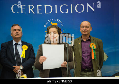 Aberaeron, Wales, UK. 8. Mai 2015. Lib Dem Kandidat MARK WILLIAMS (L) behält seinen Sitz als die MP für Ceredigion in Mid Wales, mit einer Mehrheit von 3.000 über seine Plaid Cymru Herausforderer MIKE PARKER (R) bei einer Wahlbeteiligung von 69,1 % 13.414 stimmen, Plaid Cymru 10.347 und bleibt der Abgeordnete für den Wahlkreis und eine von nur einer Handvoll von Lib Dem Mitglieder in ganz UK Foto Credit : Keith Morris/Alamy Live-Nachrichten Stockfoto