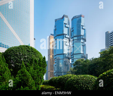 Hong Kong, Hong Kong SAR-17. November 2014: The Lippo Centre ist ein Doppelturm Wolkenkratzer komplexe abgeschlossen im Jahr 1988 89 Queens Stockfoto