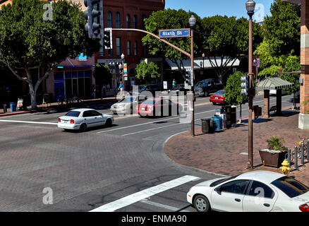 Schnittpunkt der sechsten St. und Mill Ave., Tempe, Arizona mit Ampel und Autos Stockfoto
