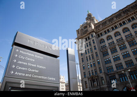 Blauer Himmel und cloud-Formationen in Liverpools Pier Head Stadt Glasgebäuden wider. Waterfront Mann Insel Liverpool, UK Stockfoto