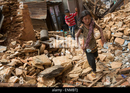 Kinder laufen durch die Straßen der Stadt Chautara im Sindhulpalchowk Bezirk, Nepal nach dem Erdbeben von 2015. Stockfoto