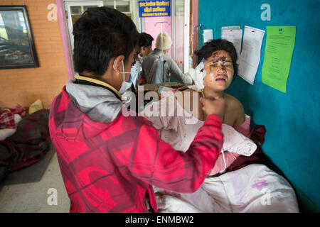 Opfer des Erdbebens in 2015 werden in Kavre Distrikt, Nepal Kathmandu Universitätsklinik behandelt. Stockfoto