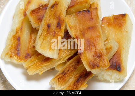 Gegrillte Manioka oder Yucca-Wurzel Stockfoto