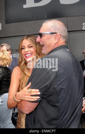 Los Angeles, Kalifornien, USA. 7. Mai 2015. Sofia Vergara, Ed O'Neill bei der Induktion Zeremonie für Stern auf dem Hollywood Walk of Fame für Sofia Vergara, Hollywood Boulevard, Los Angeles, CA 7. Mai 2015. Foto von: Michael Germana/Everett Collection / Alamy Live News Stockfoto