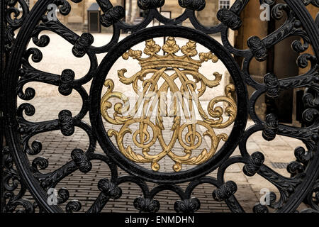 Detail des Kammes auf dem Flagstaff-Tor (Osttor) im Blenheim Palace, Woodstock, Oxfordshire, England, Vereinigtes Königreich. Stockfoto