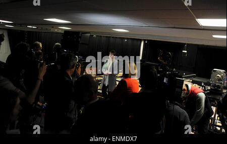 Brighton, UK. 8. Mai 2015. Caroline Lucas von der grünen Partei nach dem Gewinn des Brighton Pavilion Sitzes Credit: Simon Dack/Alamy Live News Stockfoto