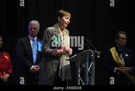 Brighton, UK. 8. Mai 2015. Caroline Lucas der grünen Partei spricht nach dem Gewinn des Brighton Pavilion Sitzes Credit: Simon Dack/Alamy Live News Stockfoto