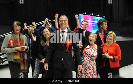 Brighton, UK. 8. Mai 2015. Peter Kyle Arbeitsteilung feiert mit seinen Anhängern nach dem Gewinn des Hove Sitzes Credit: Simon Dack/Alamy Live News Stockfoto