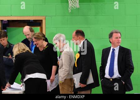 Dorchester, Dorset, UK. 8. Mai 2015. Oliver Letwin (auf der rechten Seite des Bildes) sieht anders als der Presiding Officer verwöhnte Stimmzettel mit anderen Kandidaten und die Wahlhelfer diskutiert. Letwin fuhr fort, seine West Dorset Sitz mit einer erhöhten Mehrheit halten.  Oliver Letwin war der Minister für die Regierungspolitik in David Camerons Regierung 2010.    Bildnachweis: Tom Corban/Alamy Live-Nachrichten Stockfoto