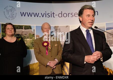 Dorchester, Dorset, UK. 8. Mai 2015. Oliver Letwin hält West Dorset für die Konservativen mit einer erhöhten Mehrheit. Foto von links nach rechts, Rachel Roberts (Labour), David Glossop (UK Independence Party), Oliver Letwin (konservativ). Oliver Letwin war der Minister für die Regierungspolitik in David Camerons Regierung 2010. Bildnachweis: Tom Corban/Alamy Live-Nachrichten Stockfoto