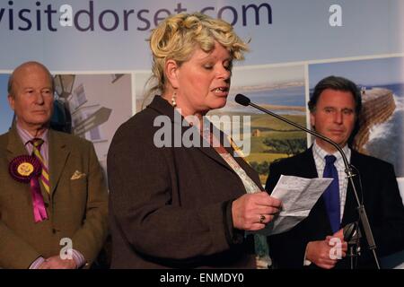 Dorchester, Dorset, UK. 8. Mai 2015. Als Oliver Letwin hält West Dorset für die Konservativen mit 28.329 stimmen, Ros Kayes der Liberal Democrats Kandidat, der zweite mit 12.199 Stimmen kam ihrer Rede in denen forderte sie Nick Clegg gibt 'auf sein Schwert fallen' und "jetzt gehen". Bild von links nach rechts: David Glossop (UK Independence Party), Ros Kayes (Liberal Democrats), Oliver Letwin (konservativ). Bildnachweis: Tom Corban/Alamy Live-Nachrichten Stockfoto