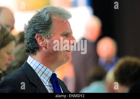 Dorchester, Dorset, UK. 8. Mai 2015. Oliver Letwin, beobachtet die Zählung in West Dorset, wo er seinen Sitz mit einer erhöhten Mehrheit inne hatte. Oliver Letwin war der Minister für die Regierungspolitik in David Camerons Regierung 2010.    Bildnachweis: Tom Corban/Alamy Live-Nachrichten Stockfoto