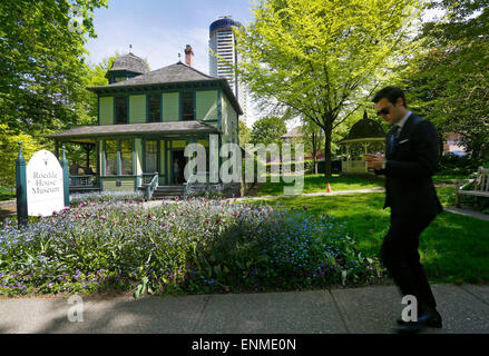 (150508)--VANCOUVER, 8. Mai 2015 (Xinhua)--A Mann Spaziergänge vorbei an der Roedde House Museum in Vancouver, Kanada, 7. Mai 2015. Das Roedde-Haus, erbaut im Jahre 1893, ist eines der am besten gehüteten viktorianischen Stilhaus in Vancouver. Es wurde in ein Museum umgewandelt und für die Öffentlichkeit im Jahre 1990 eröffnet. (Xinhua/Liang Sen) Stockfoto