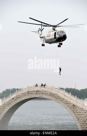 (150508)--CHANGYI, 8. Mai 2015 (Xinhua)--ein Hubschrauber rettet ein "gestrandeten Mensch" bei einer Evakuierung und Rettung Bohren in Changyi, Ost-China Shandong Provinz, 8. Mai 2015, anlässlich der Mai 12 nationale Katastrophenschutz und Mitigation-Tag.  (Xinhua/Guo Xulei) (Mcg) Stockfoto
