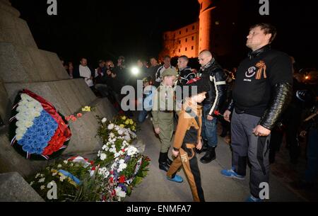 Torgau, Deutschland. 7. Mai 2015. Mitglieder und Sympathisanten der russischen Motorradclub "Night Wolves" legen Sie Blumen, wie sie vor dem sowjetischen Ehrenmal in Torgau, Deutschland, 7. Mai 2015 stehen. Die Gruppe ist auf einer Tour von Moskau nach Berlin. Sie wollen in der deutschen Hauptstadt auf 9. Mai 2015 - ankommen wenn Russland den Tag des Sieges über Hitler Deutschland beobachtet. Foto: Hendrik Schmidt/Dpa/Alamy Live News Stockfoto