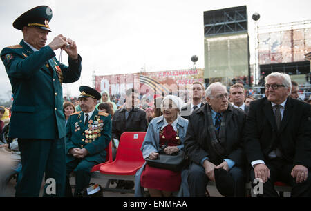 Wolgograd, Russland. 7. Mai 2015. Eine russisches WWII Veteran fotografiert German Foreign Minster Frank-Walter Steinmeier (R), während eines Konzerts in Wolgograd, Russland, 7. Mai 2015. Deutsch ausländische Minster Frank-Walter Steinmeier zusammen mit seinem russischen Amtskollegen Sergei Lavrov platziert Kränze an der deutschen und russischen Krieg Friedhof Rossoshka in der Nähe von Wolgograd, zum Gedenken an den 70. Jahrestag des Endes des zweiten Weltkriegs in Europa in ehemals Stalingrad. Foto: SOEREN STACHE/Dpa/Alamy Live News Stockfoto