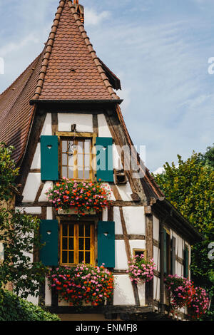 Detail der Fassade des Fachwerkhauses in Kaysersberg, Elsass, Frankreich Stockfoto