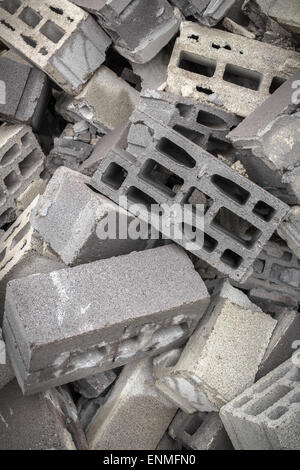 Ein Berg von Beton Ziegel in loser Schüttung angeordnet. Stockfoto