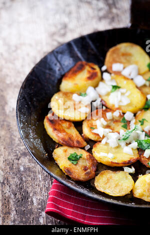 Bratkartoffeln in einer Eisenpfanne Stockfoto