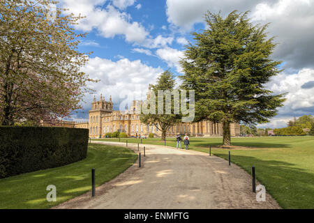 Touristen, Blenheim Palace, dem Geburtsort von Sir Winston Churchill, Woodstock, Oxfordshire, England, Großbritannien, UK zu bewundern. Stockfoto