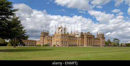 Weitwinkel-Blick auf Blenheim Palace, dem Geburtsort von Sir Winston Churchill, Woodstock, Oxfordshire, England, Großbritannien, UK. Stockfoto