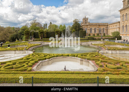 Die wunderschön gestalteten italienischen Garten mit dem oberen Wasser-Terrasse und Brunnen in Blenheim Palace, Woodstock, England, UK. Stockfoto