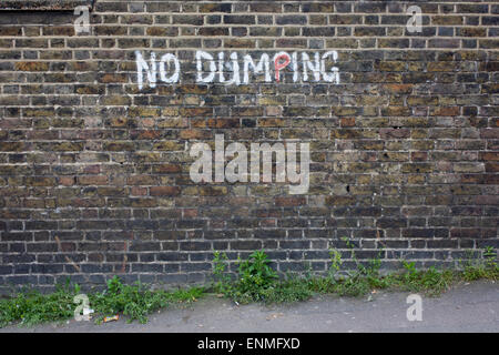 Keine Dumping-Schrift auf eine urban Mauer im südlichen Londoner Stadtteil Lewisham, SE5 gemalt. Stockfoto