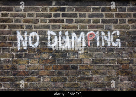 Keine Dumping-Schrift auf eine urban Mauer im südlichen Londoner Stadtteil Lewisham, SE5 gemalt. Stockfoto