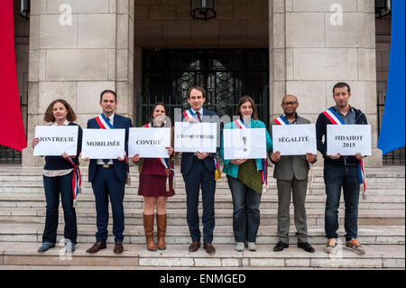 Montreuil, Frankreich. Kampagne gegen Diskriminierung Homophobie, IDAHOT, Porträts der lokalen Politiker, mit handschriftlichen Slogans auf Französische protest Poster, Patrice Bessac, französische Bürgermeister, Maire de Montreuil (Mitte) Stockfoto